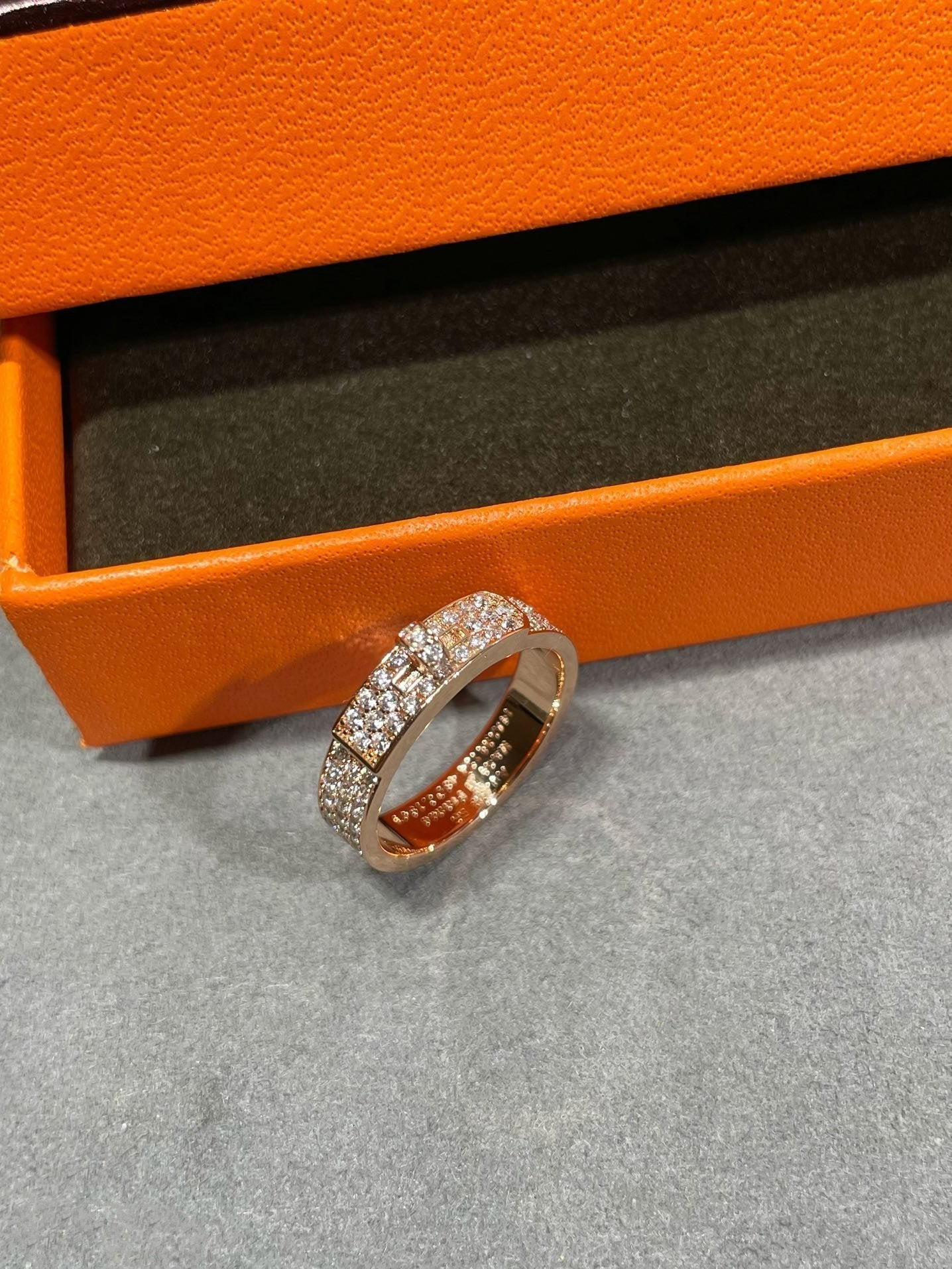 [NOVO]KELLY RING AUS ROSA GOLD MIT DIAMANTEN