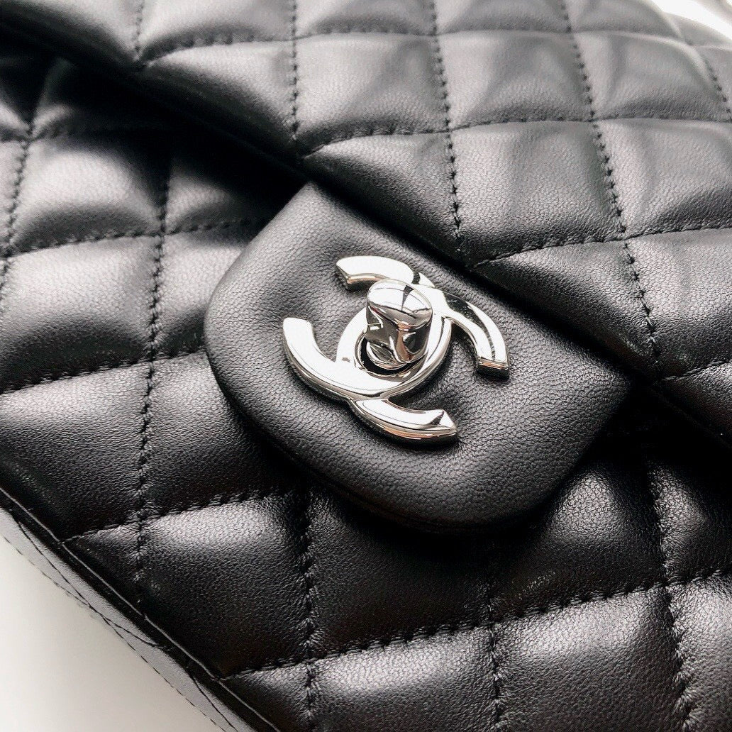 CLASSIC FLAP 25 BLACK LAMBSKIN SILVER HARDWARE