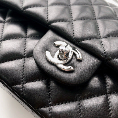CLASSIC FLAP 25 BLACK LAMBSKIN SILVER HARDWARE
