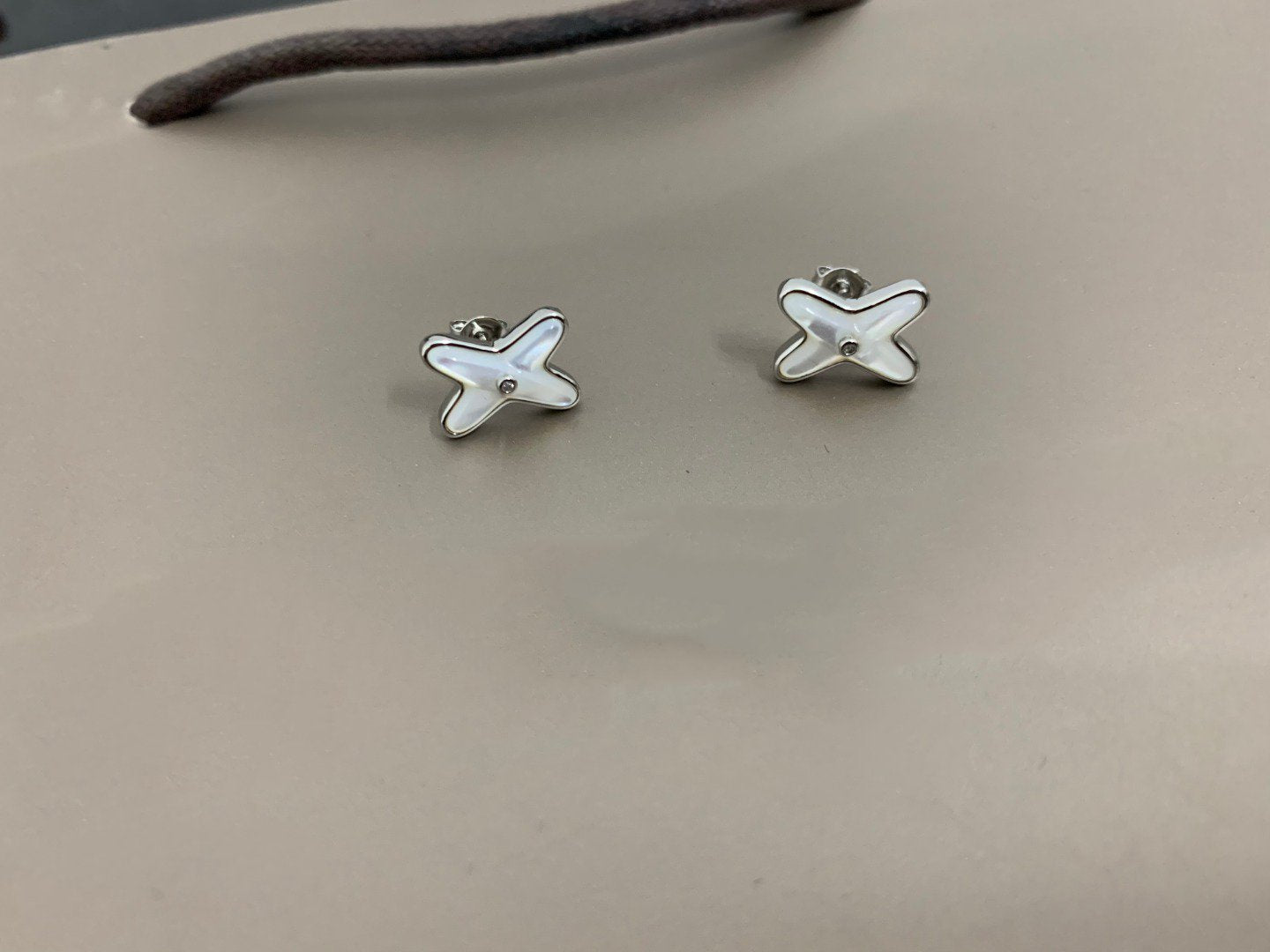 [NEU] JEUX DE WHITE MOP SILVER DIAMOND EARRINGS