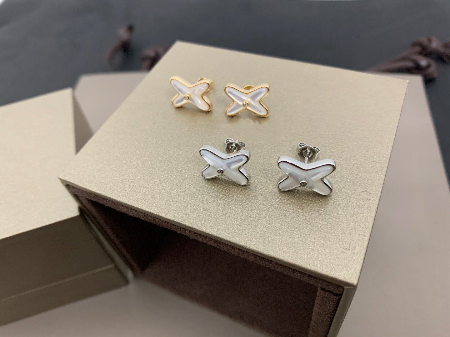 [NEU] JEUX DE WHITE MOP SILVER DIAMOND EARRINGS