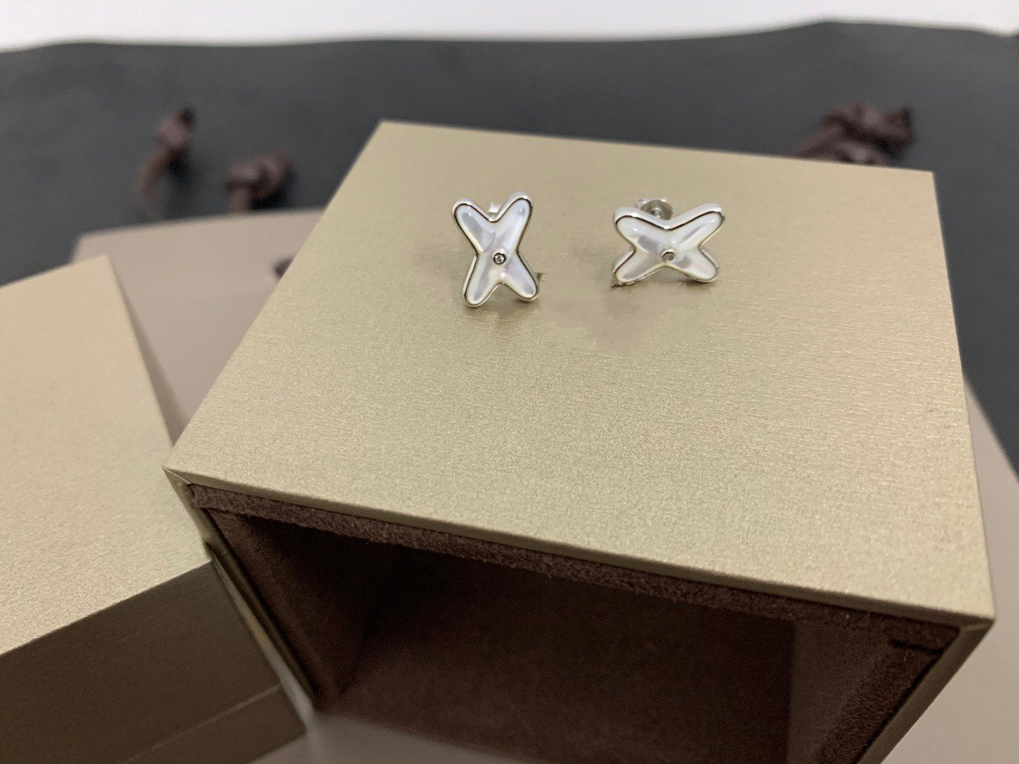[NEU] JEUX DE WHITE MOP SILVER DIAMOND EARRINGS