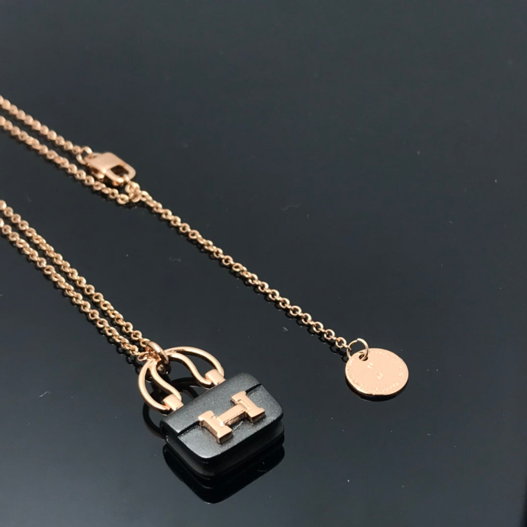[NOVO]ウィメンズ HM アミュレット コンスタンス ペンダント ネックレス