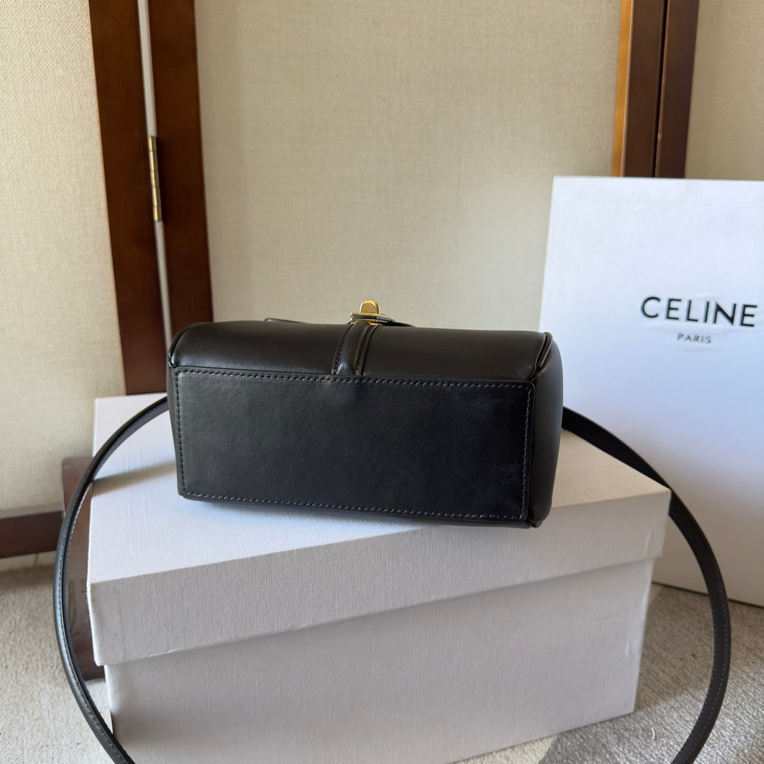 CLASSIQUE BAG 17 IN BLACK CALFSKIN GOLD HARDWARE
