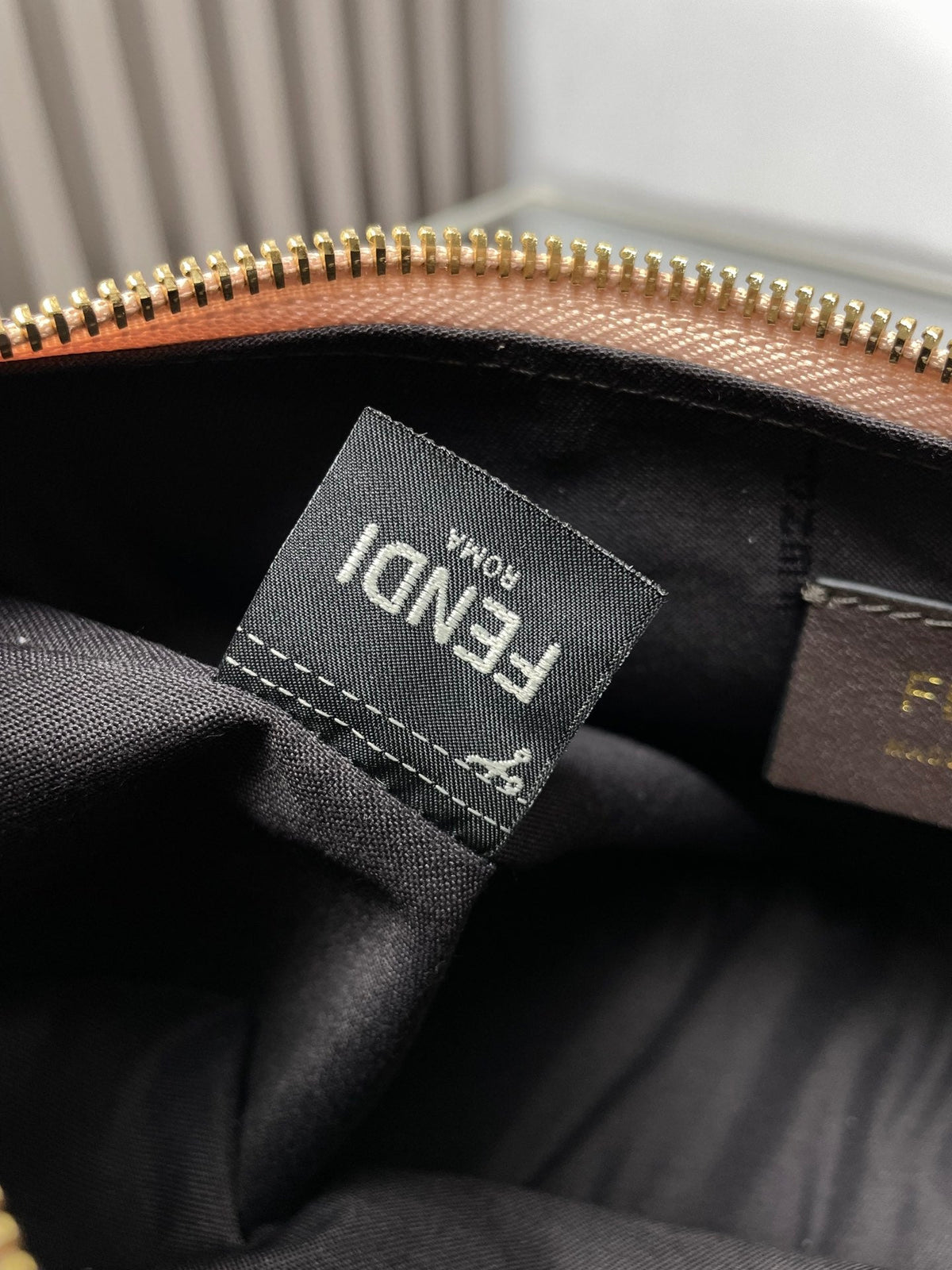 FENDIGRAPHY MEDIUM 29 IN BISQUE SMOOTH LAMBSKIN GOLD HARDWARE