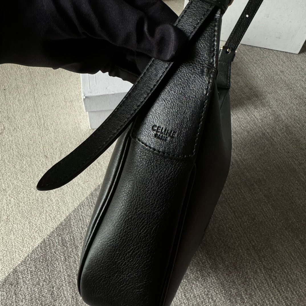 SMALL HÉLOÏSE BAG CUIR 22 IN BLACK CALFSKIN EMBOSSED LOGO