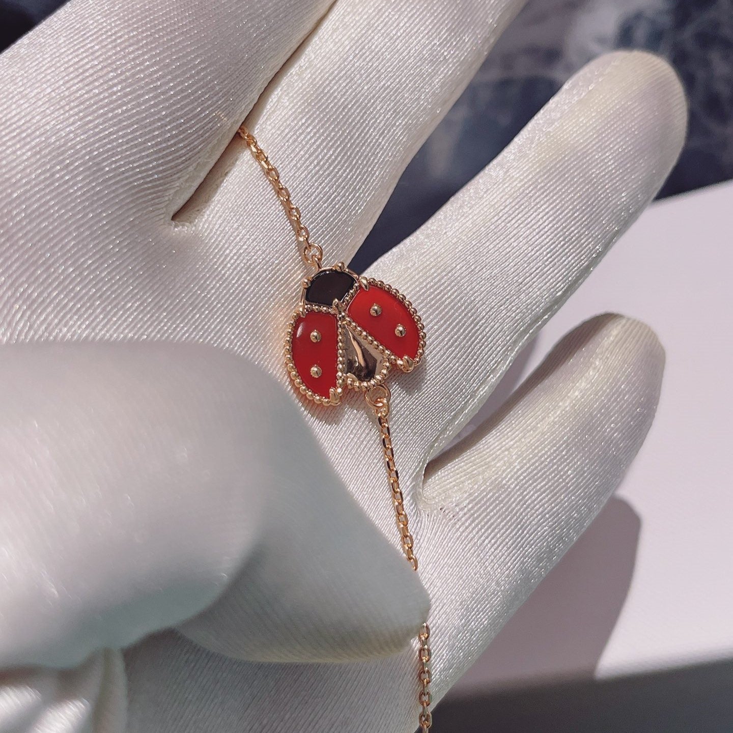 [NOVO] Armband mit Glücksfedermotiv 1, rosa-golden